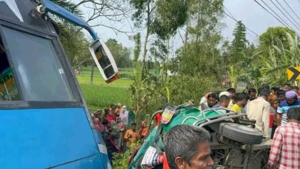 দুর্ঘটনাকবলিত বাস ও সিএনসিচালিত অটোরিকশা