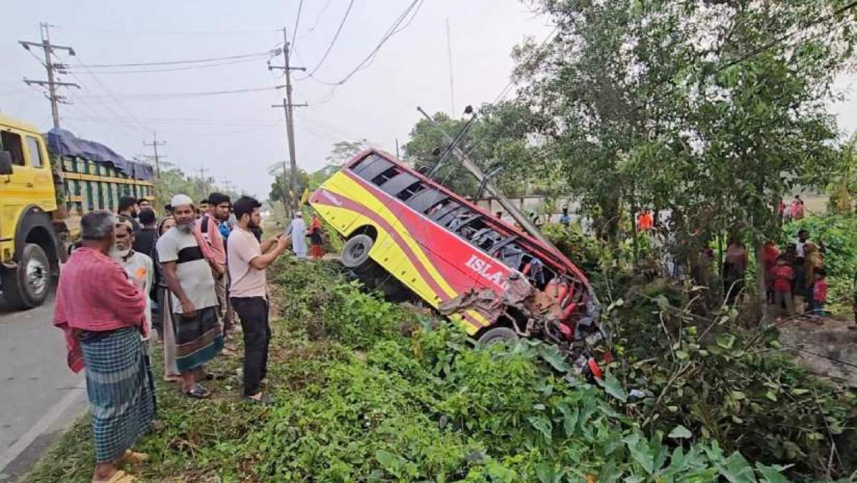 বরিশালে নিয়ন্ত্রণ হারিয়ে বাস খাদে, আহত ১০