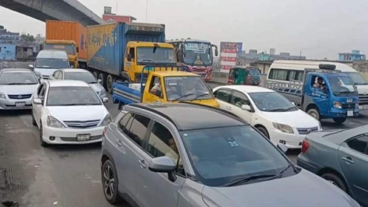 ঈদযাত্রা: গাজীপুরে মহাসড়কে বাড়ছে যানবাহনের চাপ