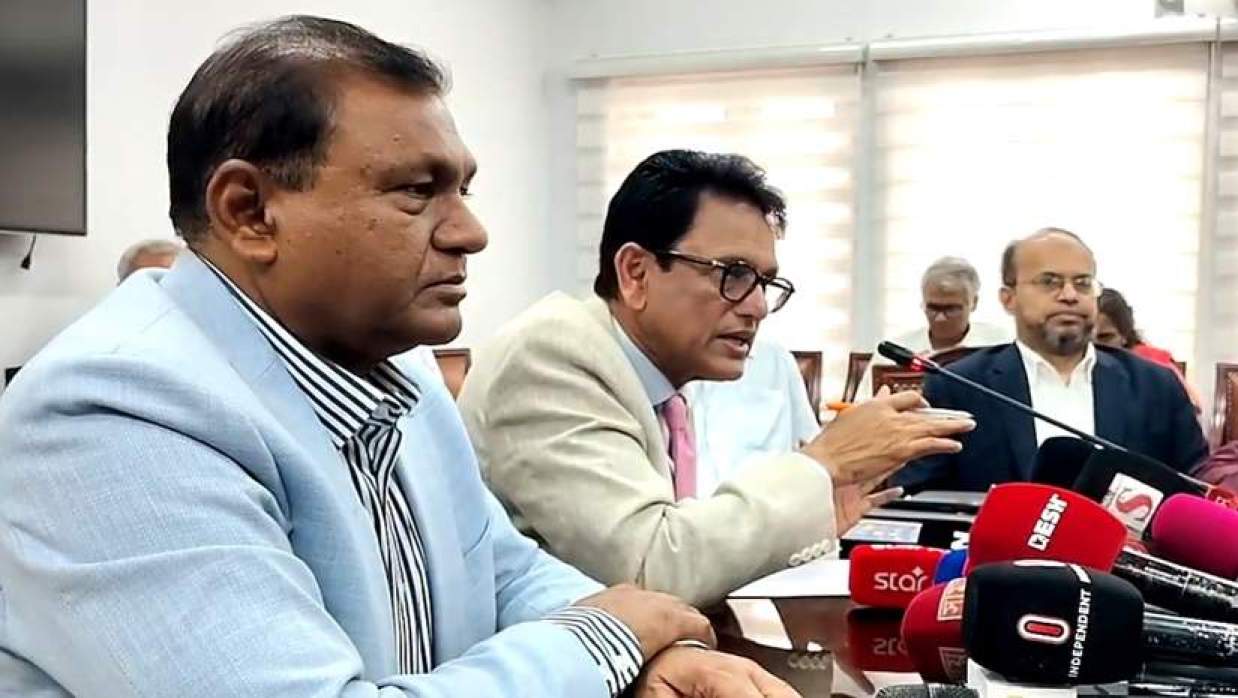 শিক্ষা মন্ত্রণালয়ে ব্রিফিংয়ে কথা বলছেন শিক্ষামন্ত্রী ড. আ ন ম এহছানুল হক মিলন