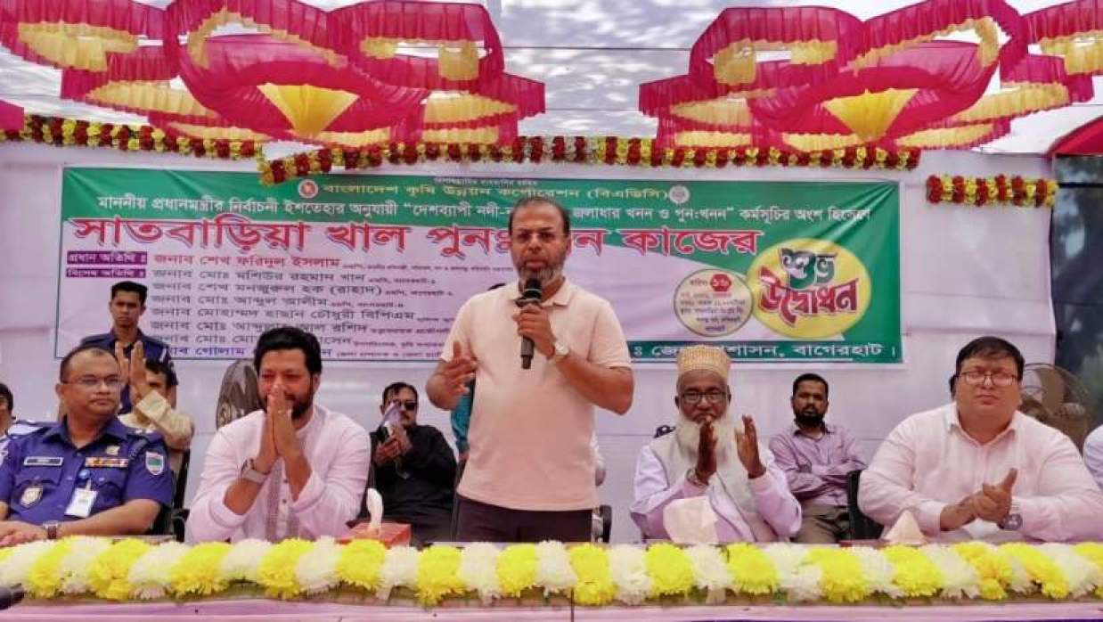 বাগেরহাটের ফকিরহাট উপজেলার সাতবাড়িয়া খাল পুনঃখনন কাজের উদ্বোধন অনুষ্ঠানে বক্তব্য দিচ্ছেন শেখ ফরিদুল ইসলাম