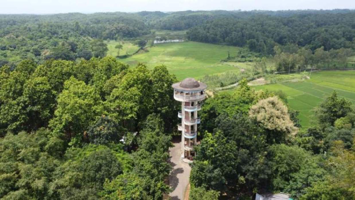 ওয়ার্চ টাওয়ারে উঠে সীমান্তের পাহাড়ের মনোমুগ্ধকর দৃশ্য উপভোগ করার সুযোগ রয়েছে