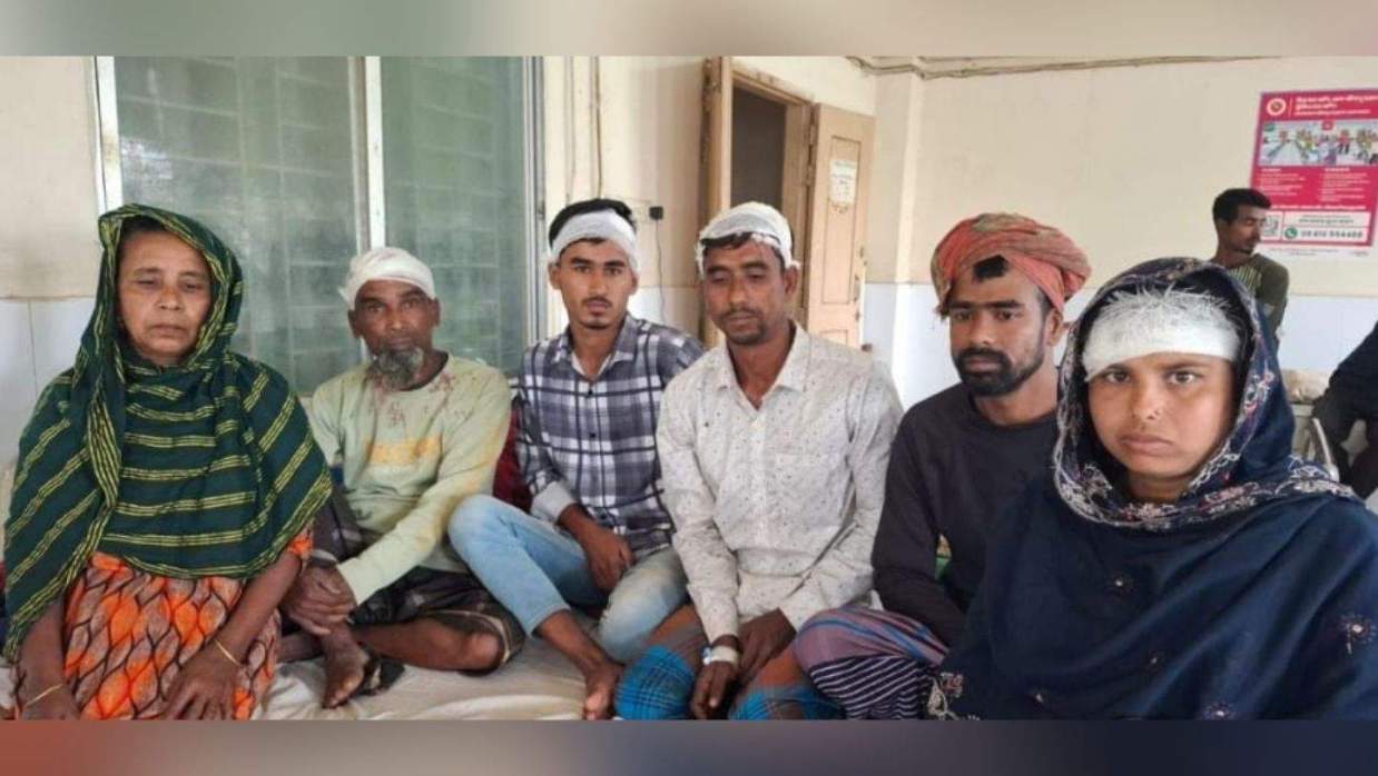 আহতদের মোহনগঞ্জ উপজেলা স্বাস্থ্য কমপ্লেক্সে ভর্তি করা হয়েছে