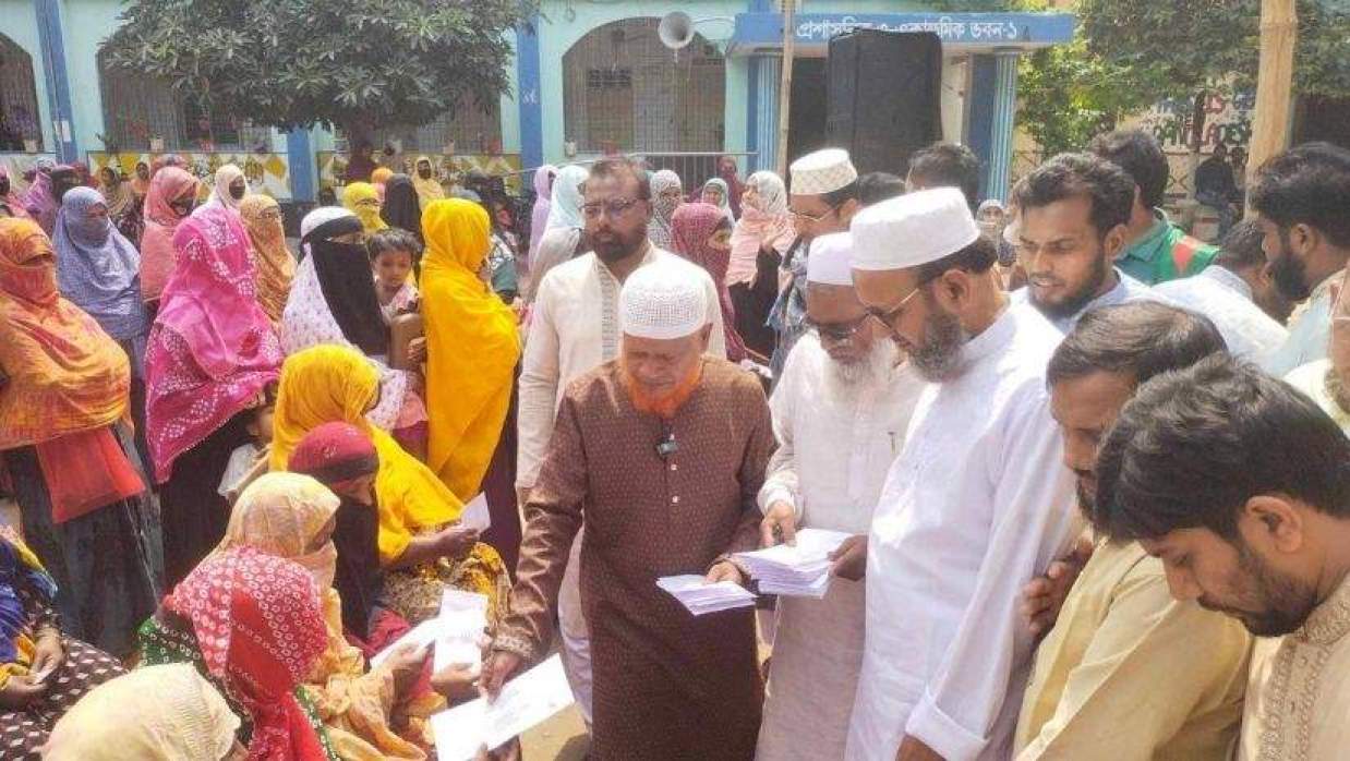 দুই হাজার পরিবারের মাঝে এমপি নূরুল ইসলাম বুলবুলের ঈদ উপহার