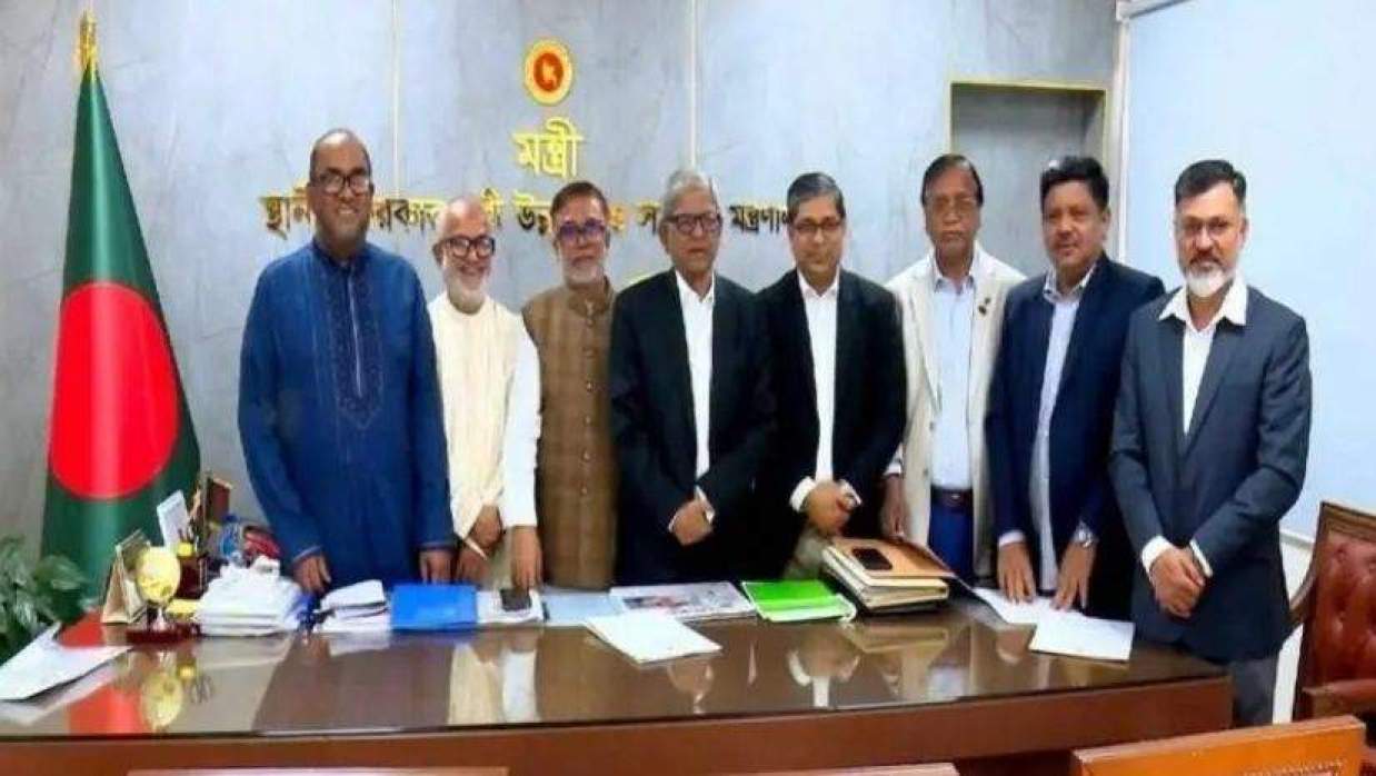 স্থানীয় সরকার মন্ত্রী ও প্রতিমন্ত্রীর সাথে প্রথম দফায় প্রশাসক হিসেবে নিয়োগ পাওয়া ছয় বিএনপি নেতা