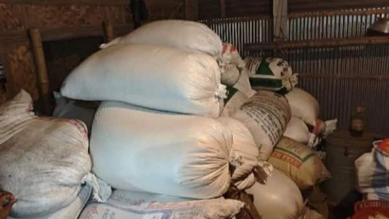 জব্দ করা চালের বস্তা