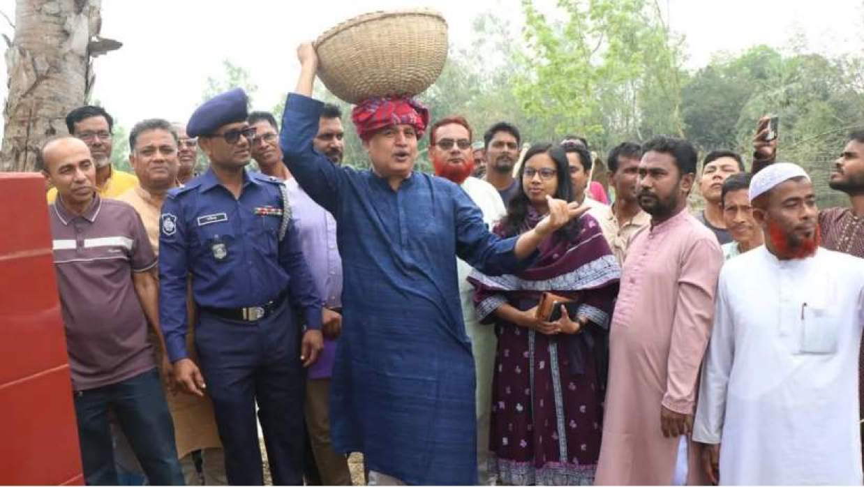 মাথায় ঝুড়ি নিয়ে খাল পুনঃখননের উদ্বোধন করলেন এমপি মোশারফ