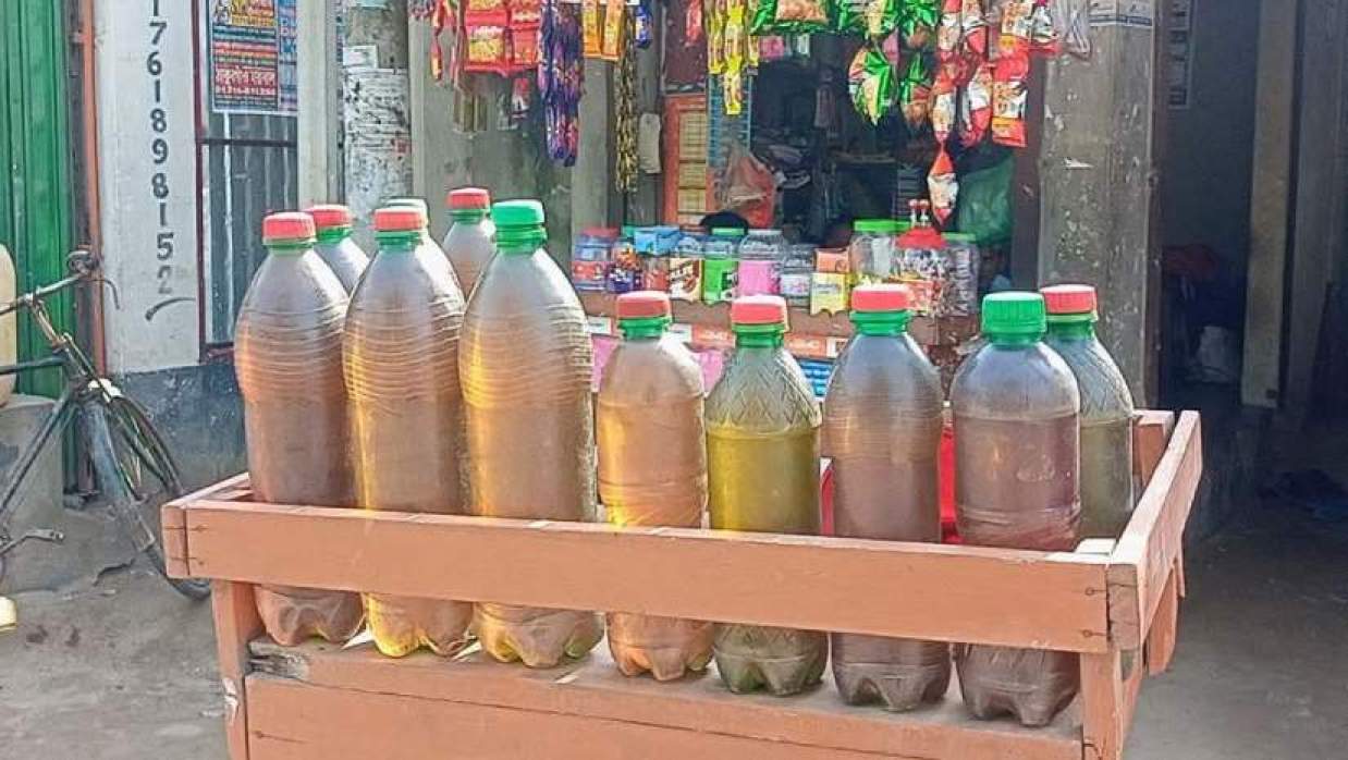 বিক্রির জন্য রাখা পেট্রোল