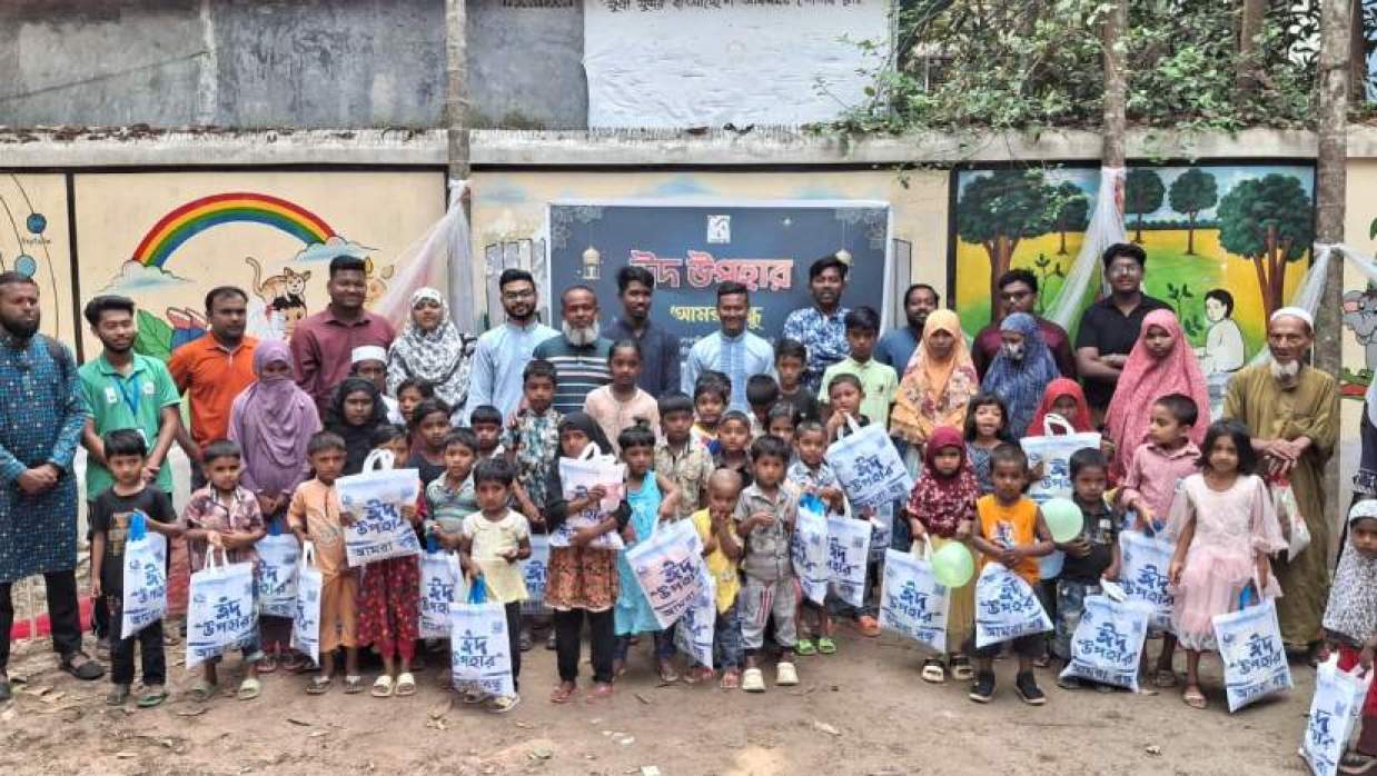 ‘মরা বন্ধু ইয়ুথ ফাউন্ডেশন-এর উদ্যোগে বিশেষ চাহিদাসম্পন্ন, এতিম ও দুস্থ পরিবারের তিনি শতাধিক শিশুর হাতে তুলে দেওয়া হয় নতুন পোশাক ও ঈদ সালামি
