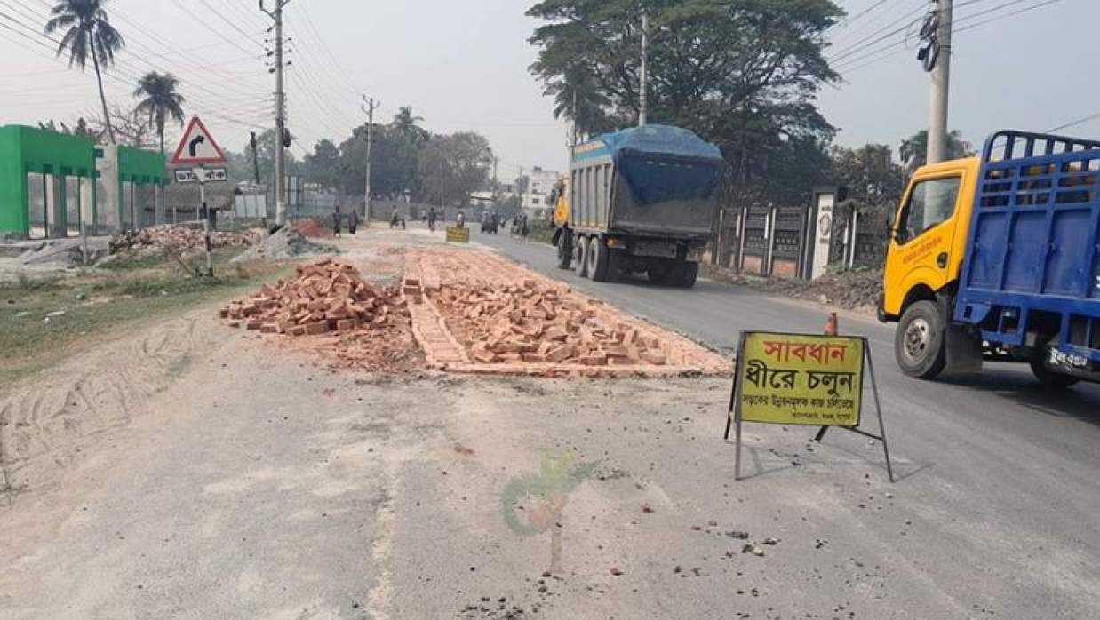 যশোর-খুলনা মহাসড়কে সংস্কার কাজ চলছে