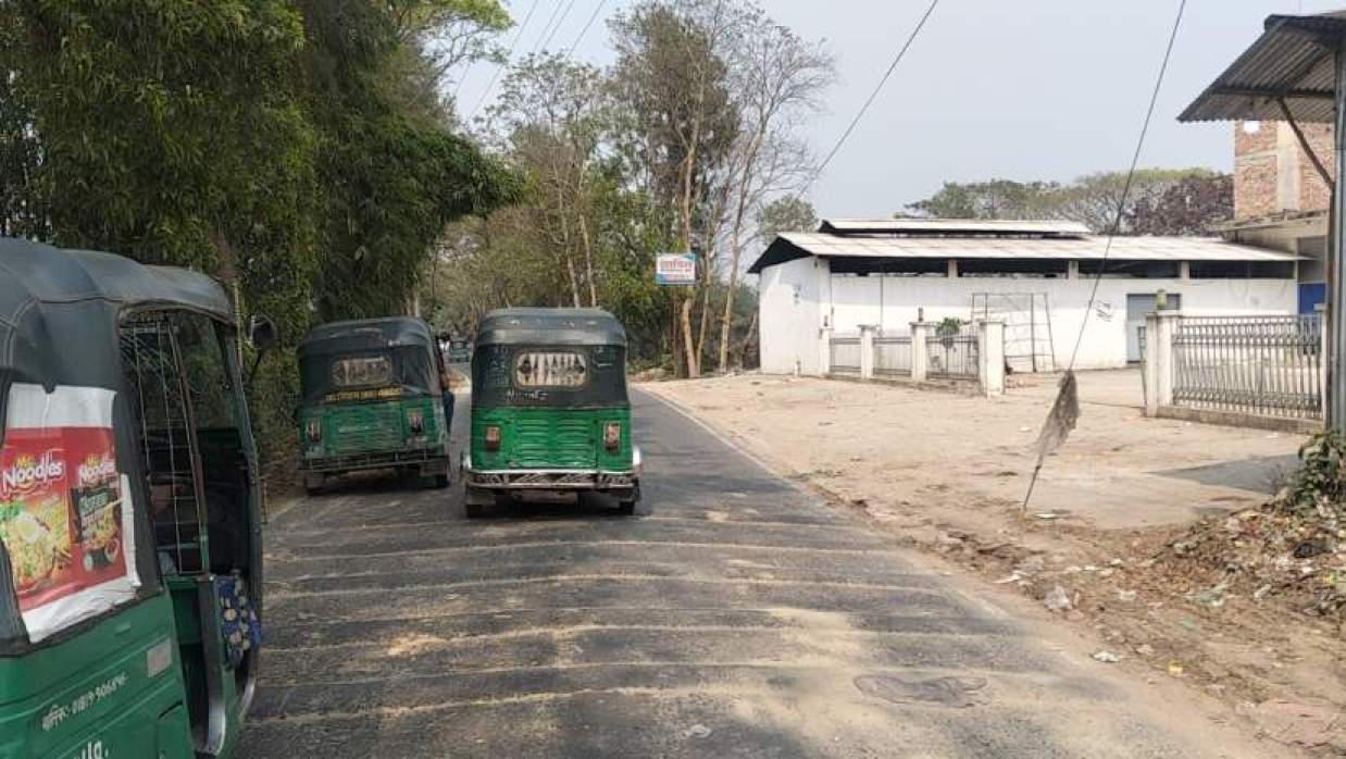 আনোয়ারা-চন্দনাইশ সড়কের মাঝখানে বসানো গতিরোধক