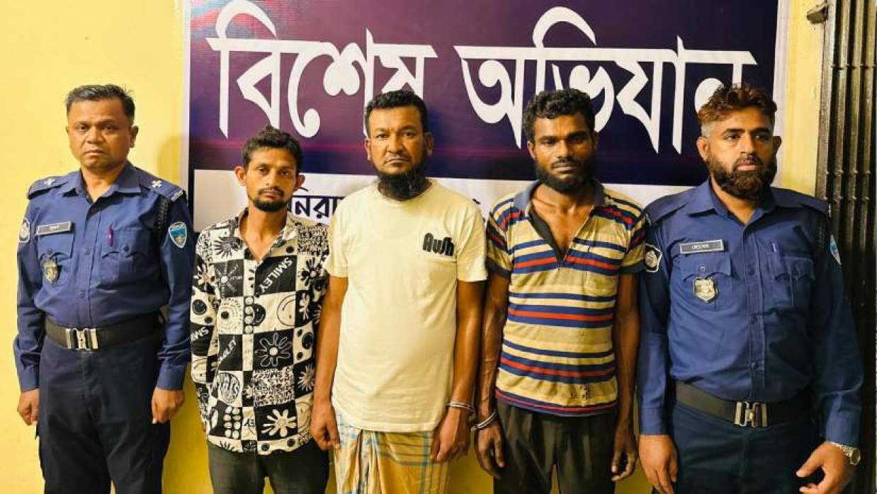 জোরারগঞ্জে ৩১ টন চোরাই লোহার রড উদ্ধার, গ্রেপ্তার ৩