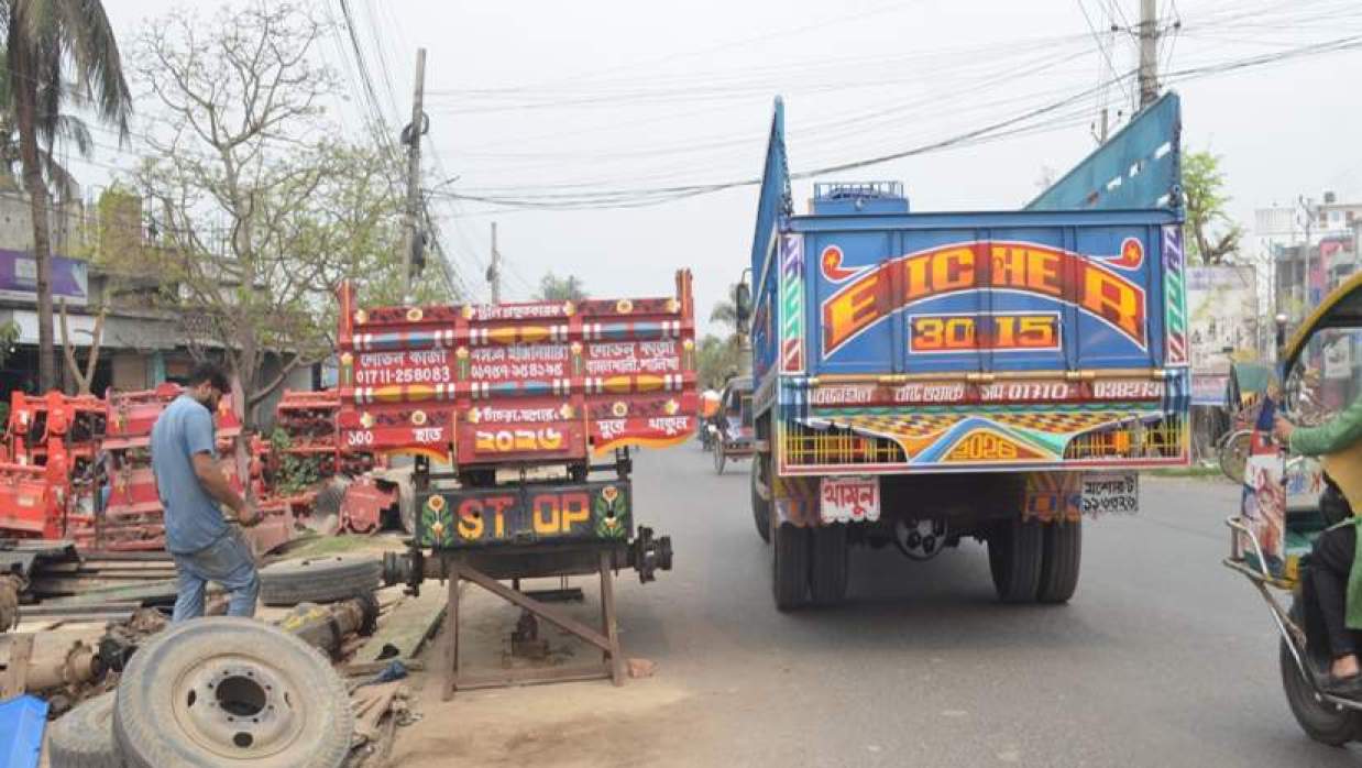 সরকারি জায়গা দখল করে পুরোনো ট্রাকের মালামাল ফেলে রাখা হয়েছে