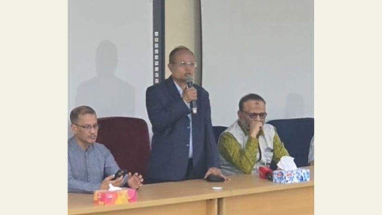 দায়িত্ব গ্রহণকালে এক সংক্ষিপ্ত বক্তব্য দেন ঢাবির নতুন ভিসি