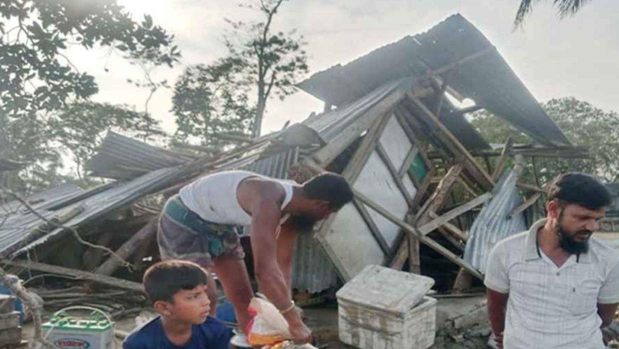 ঝড়ে লন্ডভন্ড বাড়িঘর