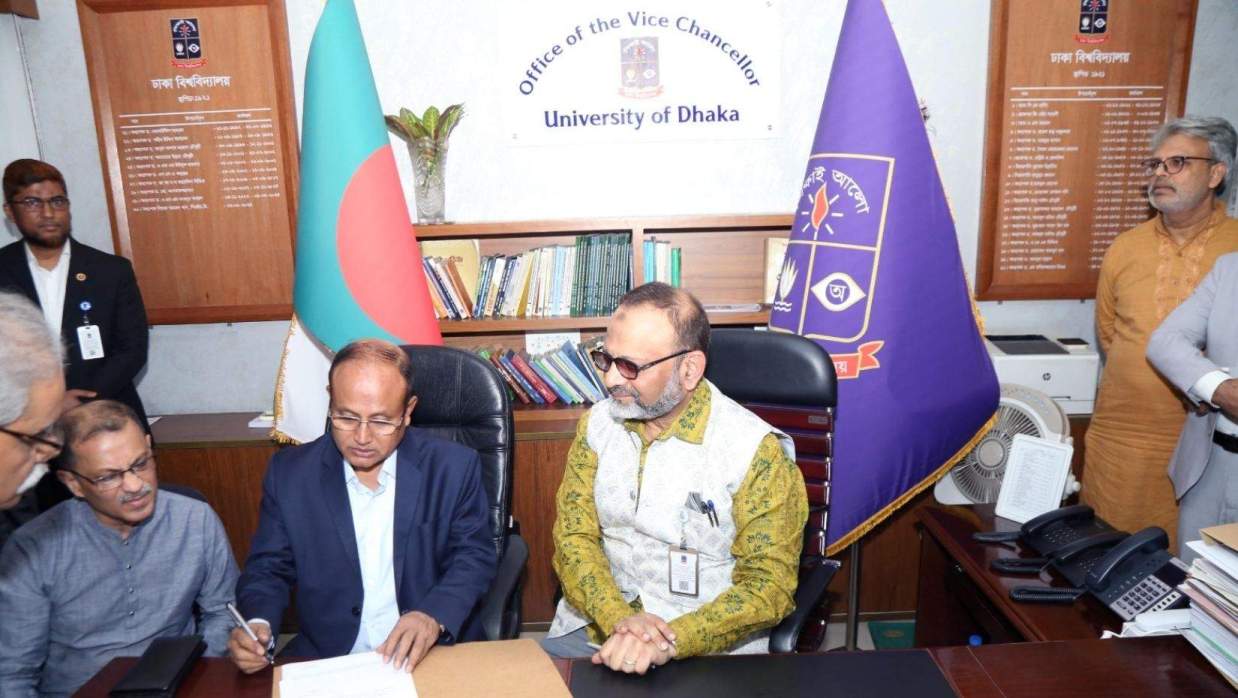 দ্য-সাবেক উপাচার্য অধ্যাপক ড. নিয়াজ আহমদ খান আনুষ্ঠানিকভাবে নব-নিযুক্ত উপাচার্যের কাছে দায়িত্ব হস্তান্তর করেন