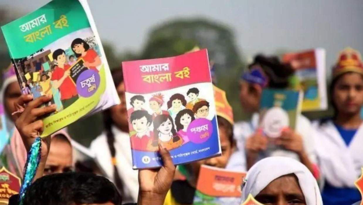 বই হাতে ক্ষুদে শিক্ষার্থীরা