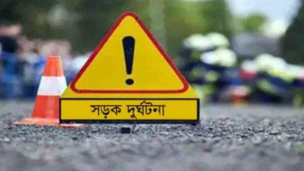 টাঙ্গাইলে বাসচাপায় সিএনজি চালকসহ দুই বন্ধু নিহত