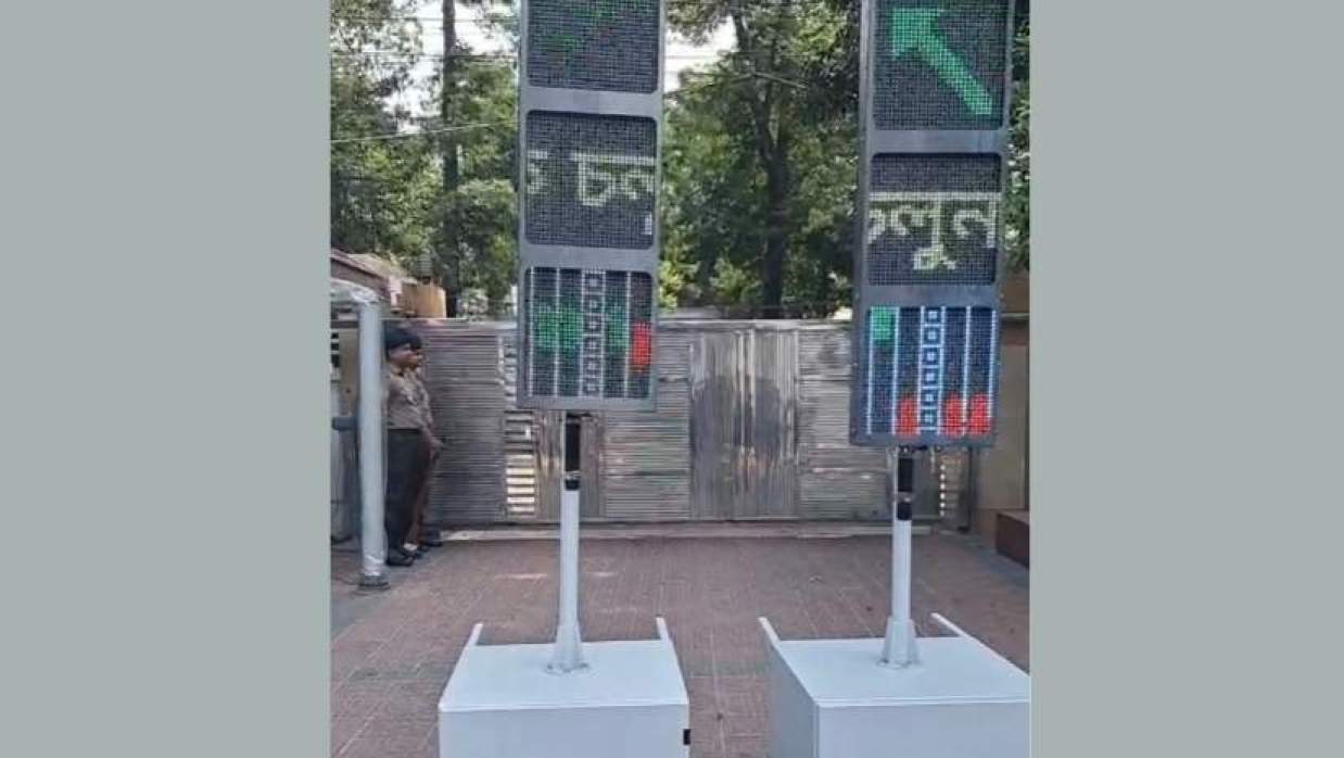 ট্রাফিক ব্যবস্থাপনায় পোর্টেবল সিগন্যাল লাইট ব্যবহার পুলিশের