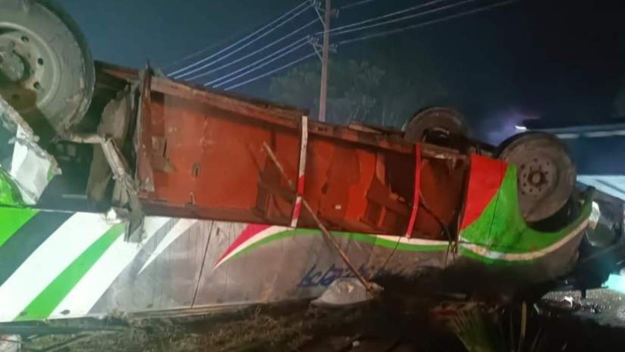 কুমিল্লায় নিয়ন্ত্রণে হারিয়ে উল্টে গেলো নোয়াখালীগামী বাস