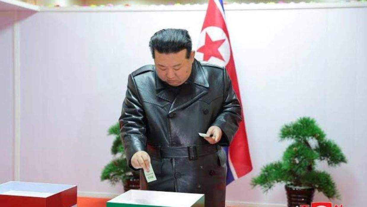 ভোট প্রদান করছেন উত্তর কোরিয়ার প্রেসিডেন্ট কিম জন উন