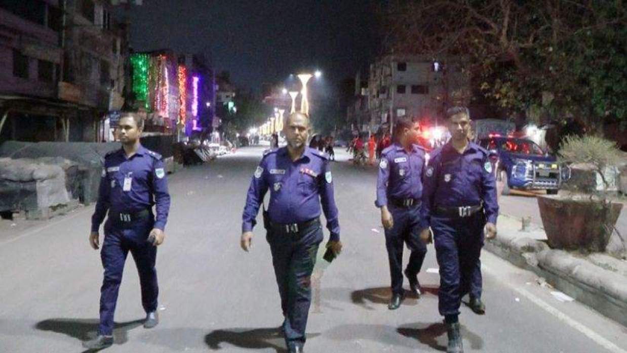 ডিউটি পালন করছেন পুলিশ সদস্যরা