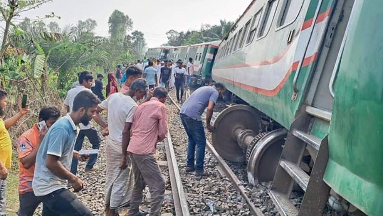 নীলসাগর এক্সপ্রেস লাইনচ্যুত হওয়ায় যাত্রীদের জন্য বিকল্প ট্রেনে ট্রান্সশিপমেন্ট