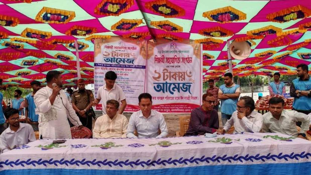 ৫০০ পরিবারকে ঈদ উপহার দেওয়া হয়