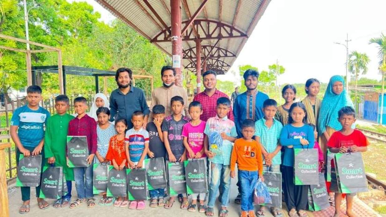 ঈদুল ফিতর উপলক্ষ্যে শিশুদের উপহার প্রদান করেন চবি ছাত্রদল নেতা 