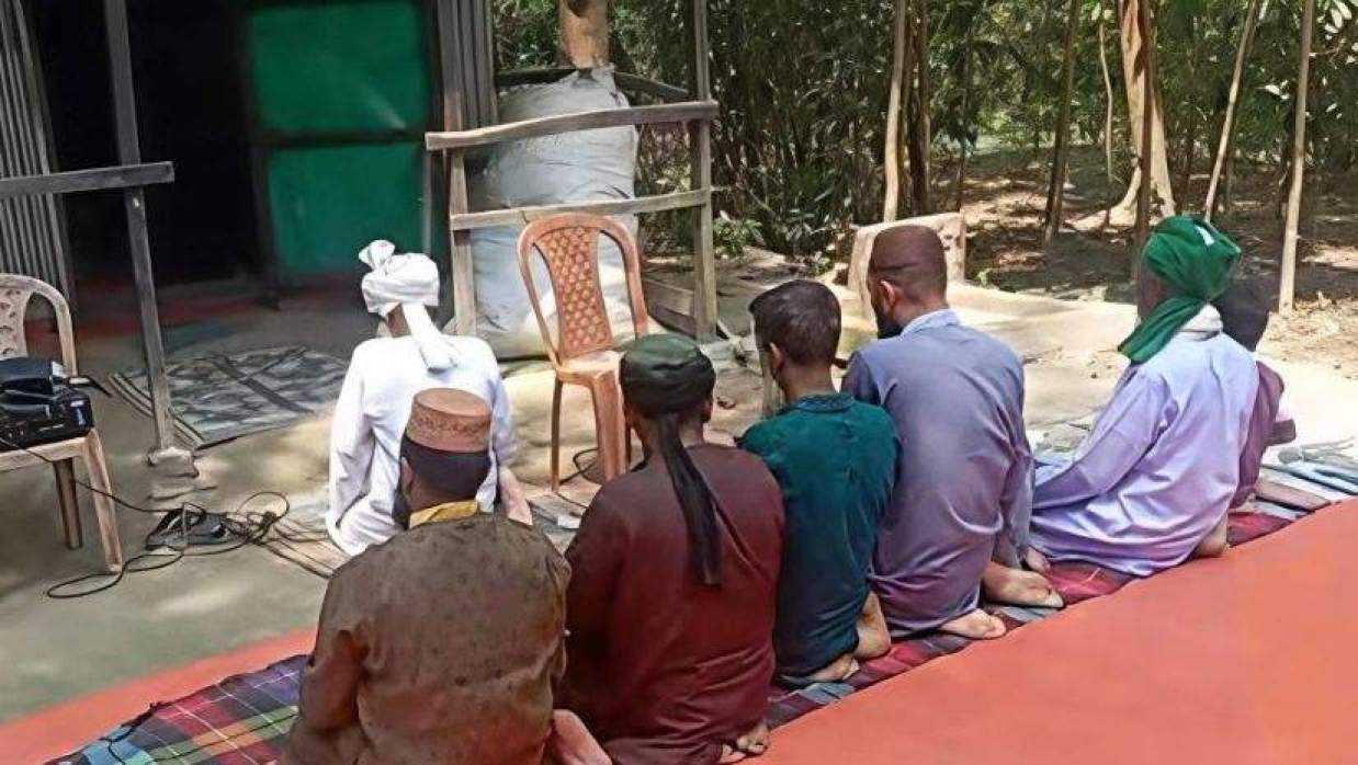 ৭ মুসল্লি নিয়ে ঈদের নামাজ আদায়, এলাকায় চাঞ্চল্য