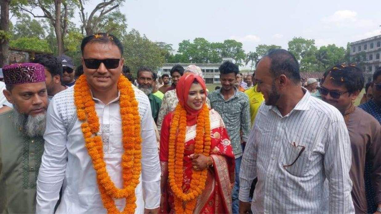 হেলিকপ্টারে নববধূ নিয়ে এলেন সহকারী অ্যাটর্নি জেনারেল