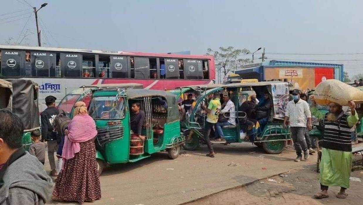 ঢাকা-ময়মনসিংহ মহাসড়কে বাড়তি ভাড়ায় ভোগান্তি যাত্রীদের