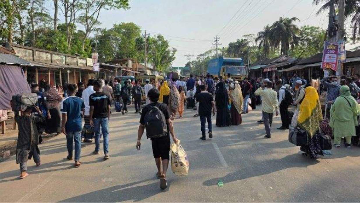 ভোলার ইলিশা ঘাটে চরম পরিবহন সংকট, ভাড়া গুণতে হচ্ছে ৫-৬ গুণ