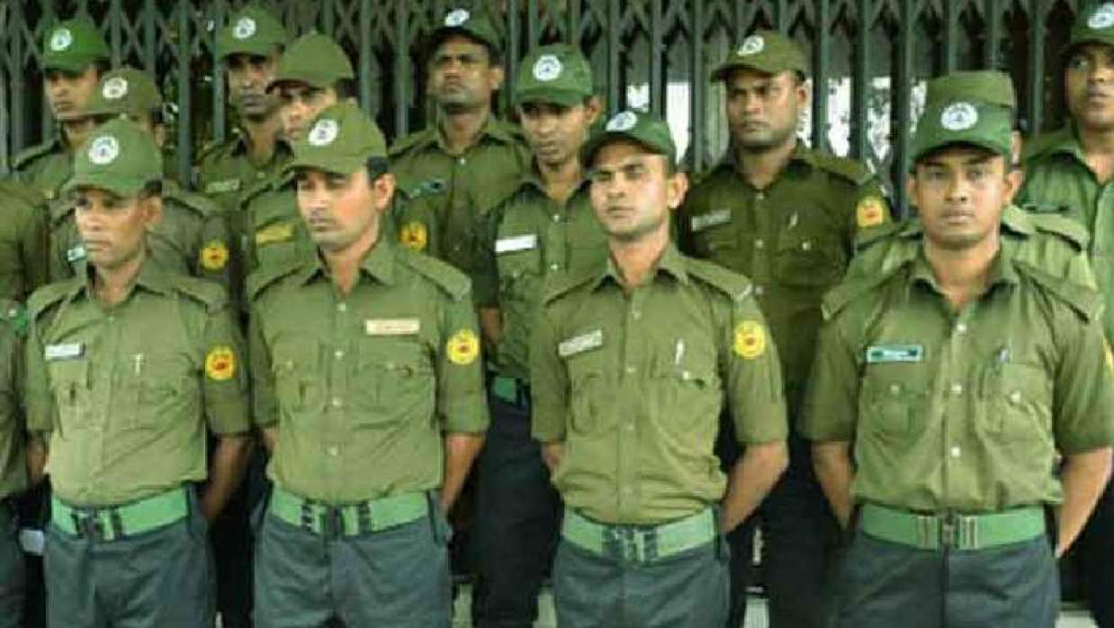 দায়িত্বরত আনসার সদস্যরা