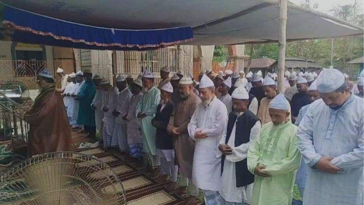 সৌদির সঙ্গে মিল রেখে ফেনীতে তিন পৃথক স্থানে ঈদ উদযাপন