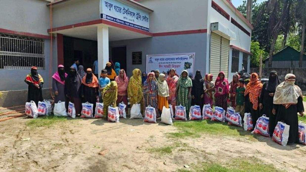 ৫৪ অসহায় ও দুস্থ পরিবারের মাঝে ঈদ সামগ্রী বিতরণ