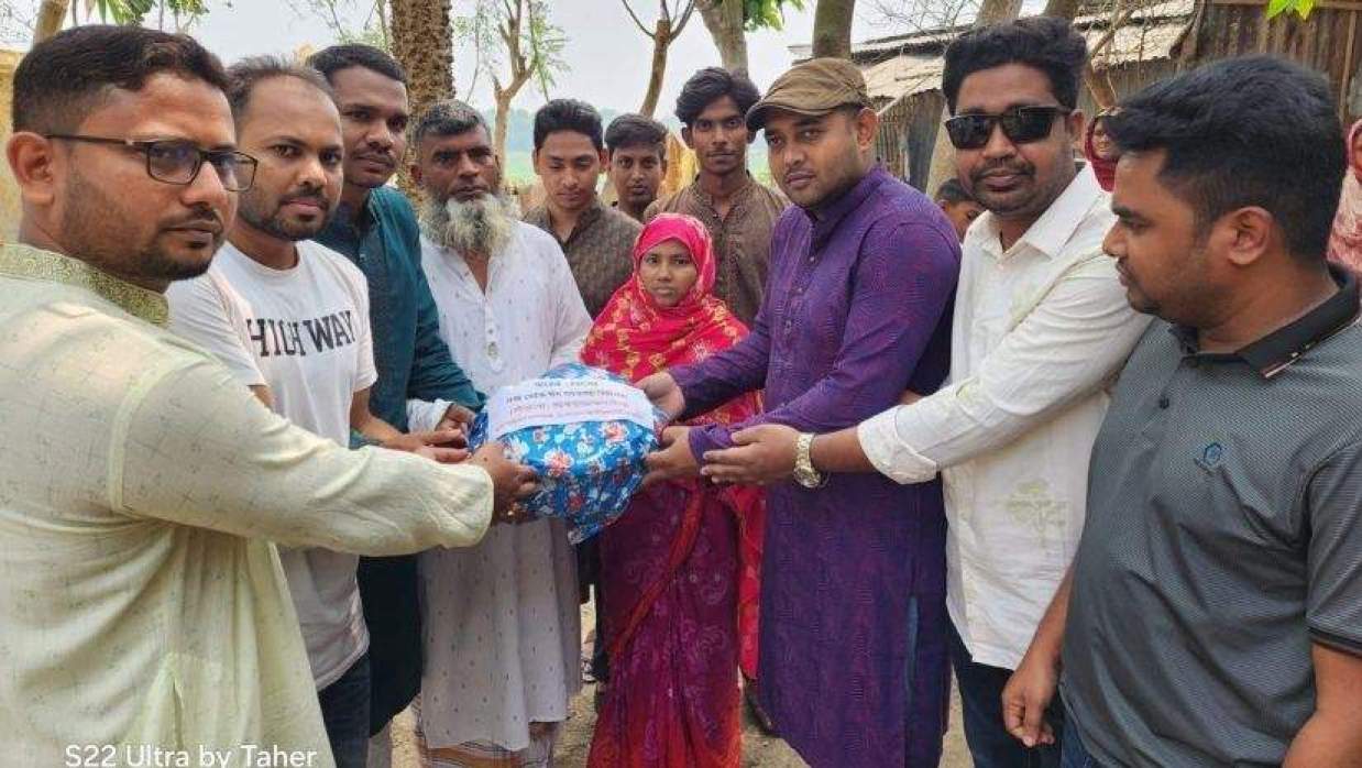 জুলাই যোদ্ধা শহীদ তারিকের পরিবারের পাশে ছাত্রদল নেতা রিংকু