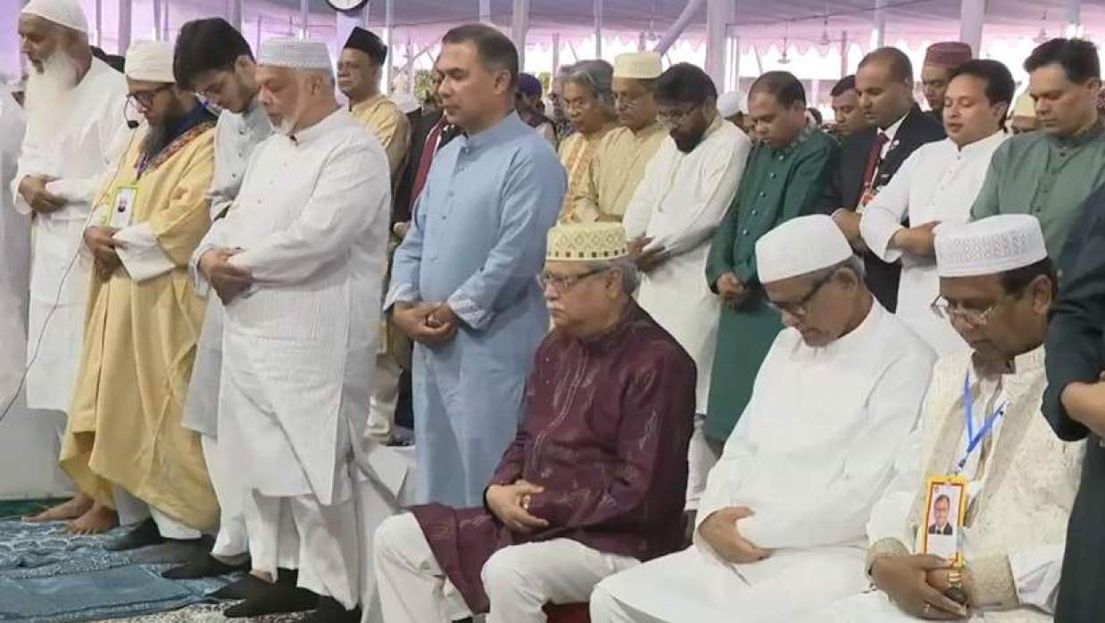 দেশজুড়ে জামাতে ঈদের নামাজে ধর্মপ্রাণ মুসল্লিরা, প্রধান জামাতে রাষ্ট্রপতি-প্রধানমন্ত্রী