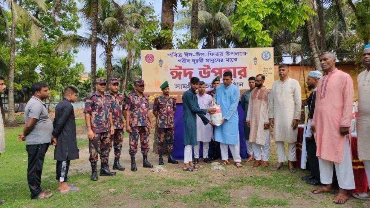 কুড়িগ্রামে বিজিবির উদ্যোগে ঈদ উপহার বিতরণ, হাসি ফুটল অসহায় পরিবারের মুখে
