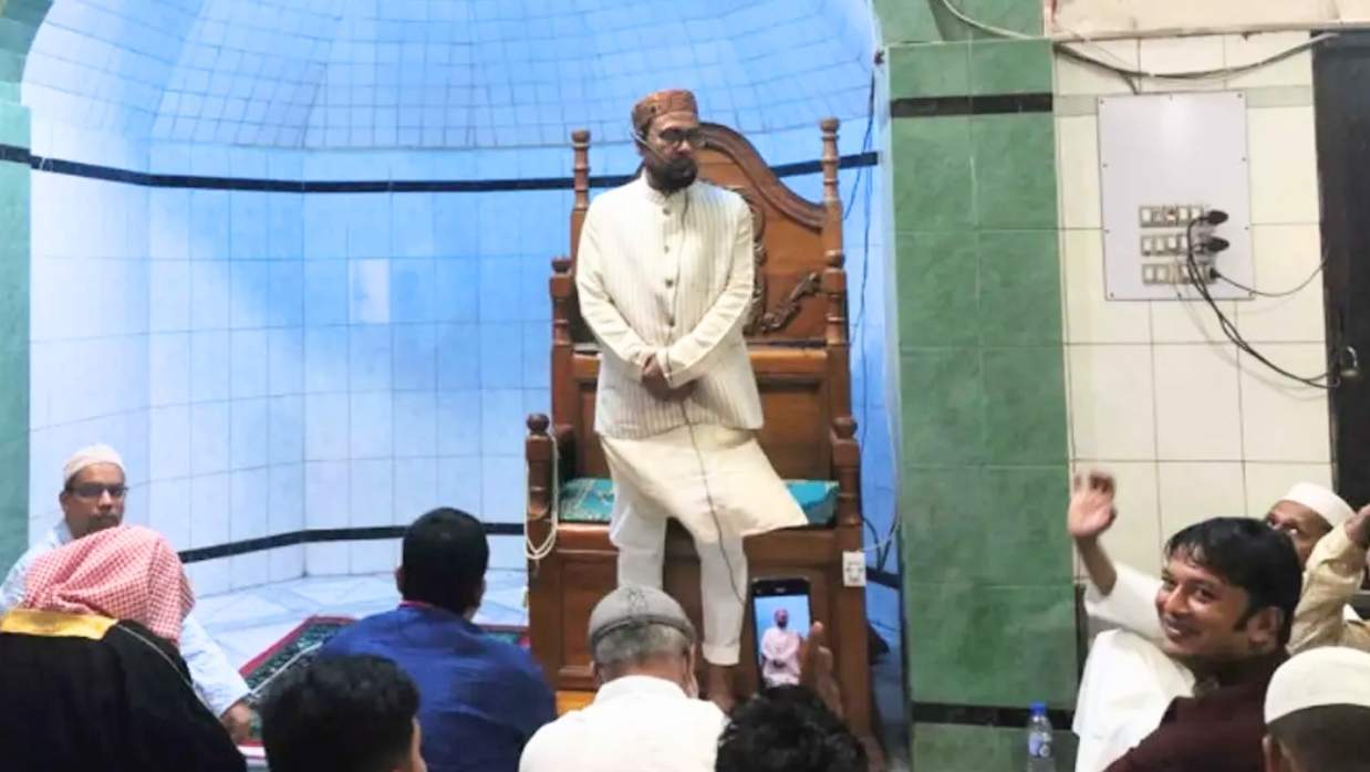 ঈদের জামাতে ইমামতি করলেন জবি উপাচার্য