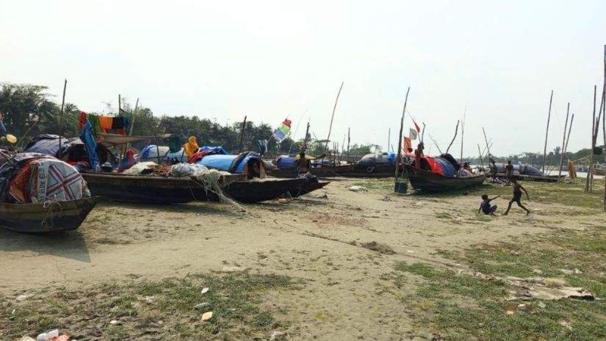 জাল ফেলা নিষেধ, ঈদ আনন্দ নেই মেঘনা পাড়ের শতাধিক ভাসমান জেলে পরিবারের