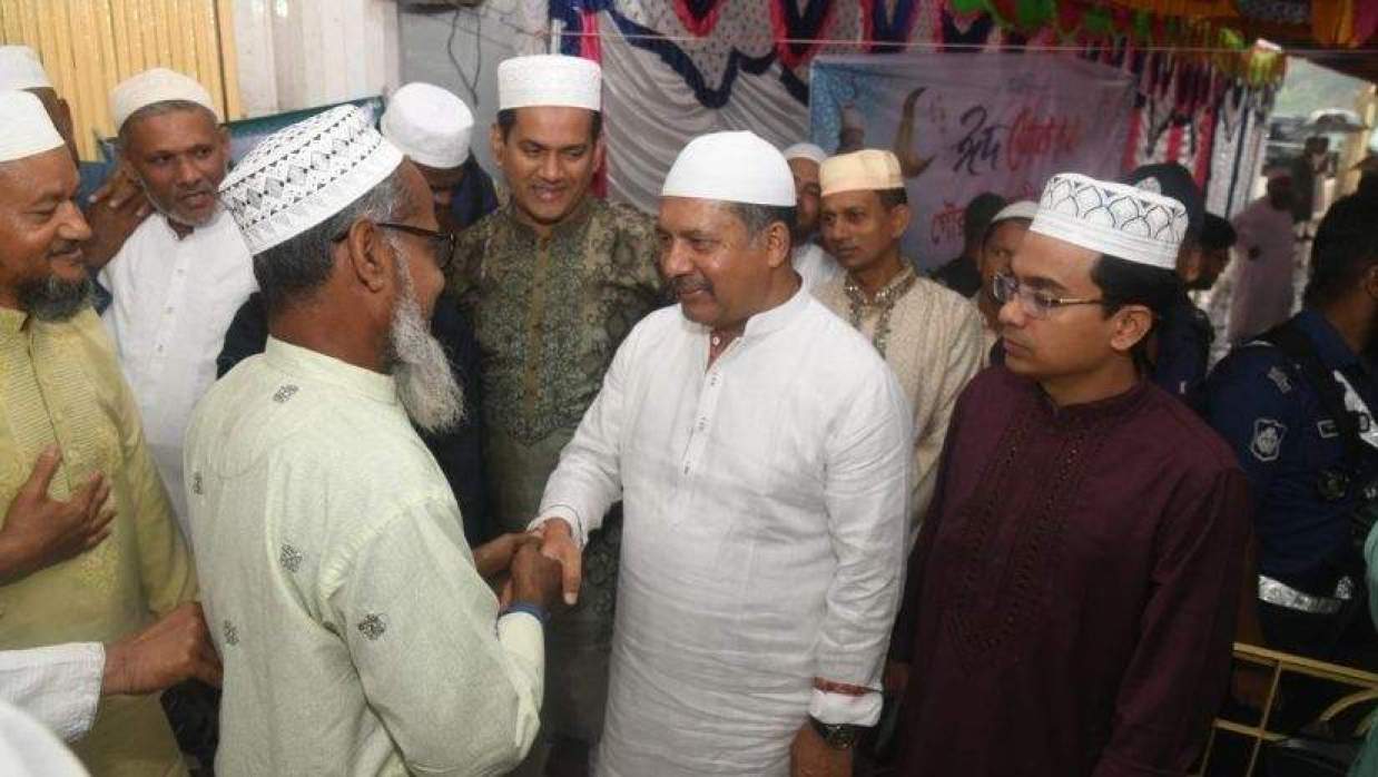 গৌরনদীতে নিজ এলাকায় ঈদুল ফিতরের নামাজ আদায় করলেন তথ্যমন্ত্রী