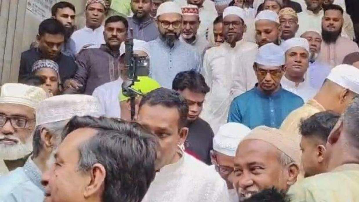 ঈদের নামাজ শেষে পল্লবীতে এলাকাবাসীর সঙ্গে ক্রীড়া প্রতিমন্ত্রী আমিনুলের শুভেচ্ছা বিনিময়