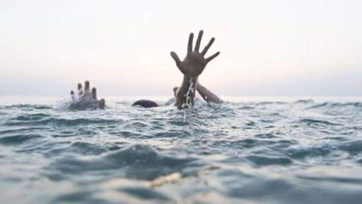 বাবার লাশ বয়ায় বেধে তীরে টেনে আনল দুই শিশু সন্তান