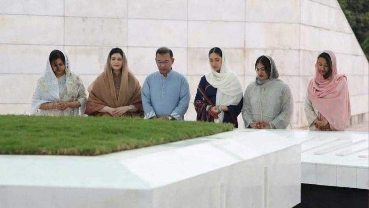 পরিবার, মন্ত্রী-এমপিদের নিয়ে বাবা-মার কবর জিয়ারত করলেন প্রধানমন্ত্রী