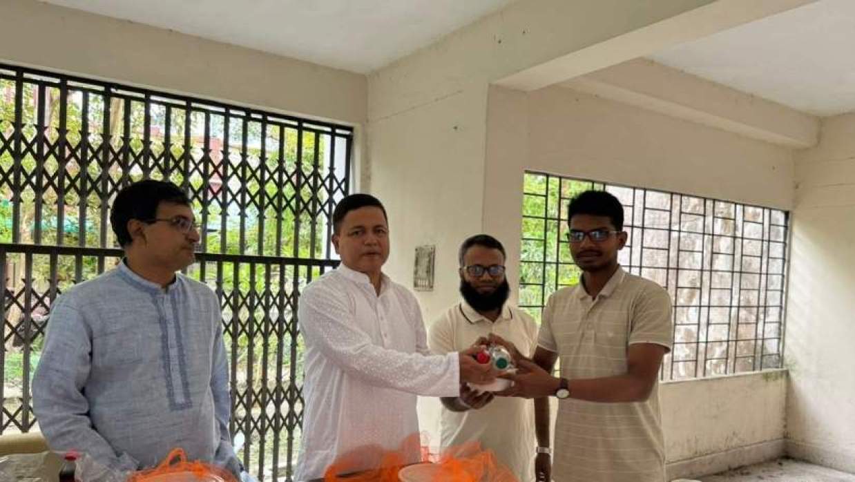 বেরোবি উপাচার্যের তত্ত্বাবধানে শিক্ষার্থীদের বিশেষ খাবারের ব্যবস্থা