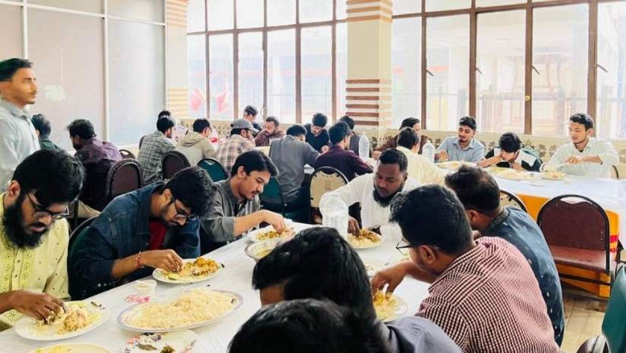 ঈদেও ক্যাম্পাস ছাড়েননি বিসিএস পরীক্ষার্থীরা, আনন্দ ভাগাভাগি করল বাকৃবি ছাত্রদল