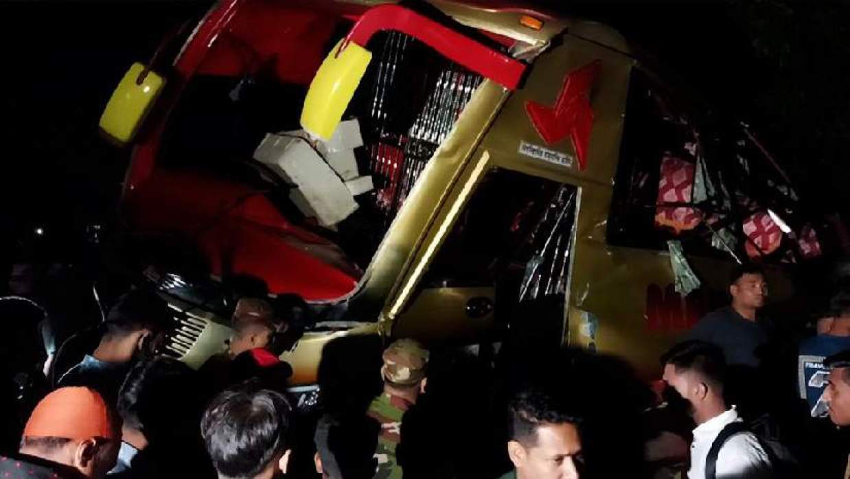 কুমিল্লায় বাস-ট্রেন সংঘর্ষে নিহত ১২