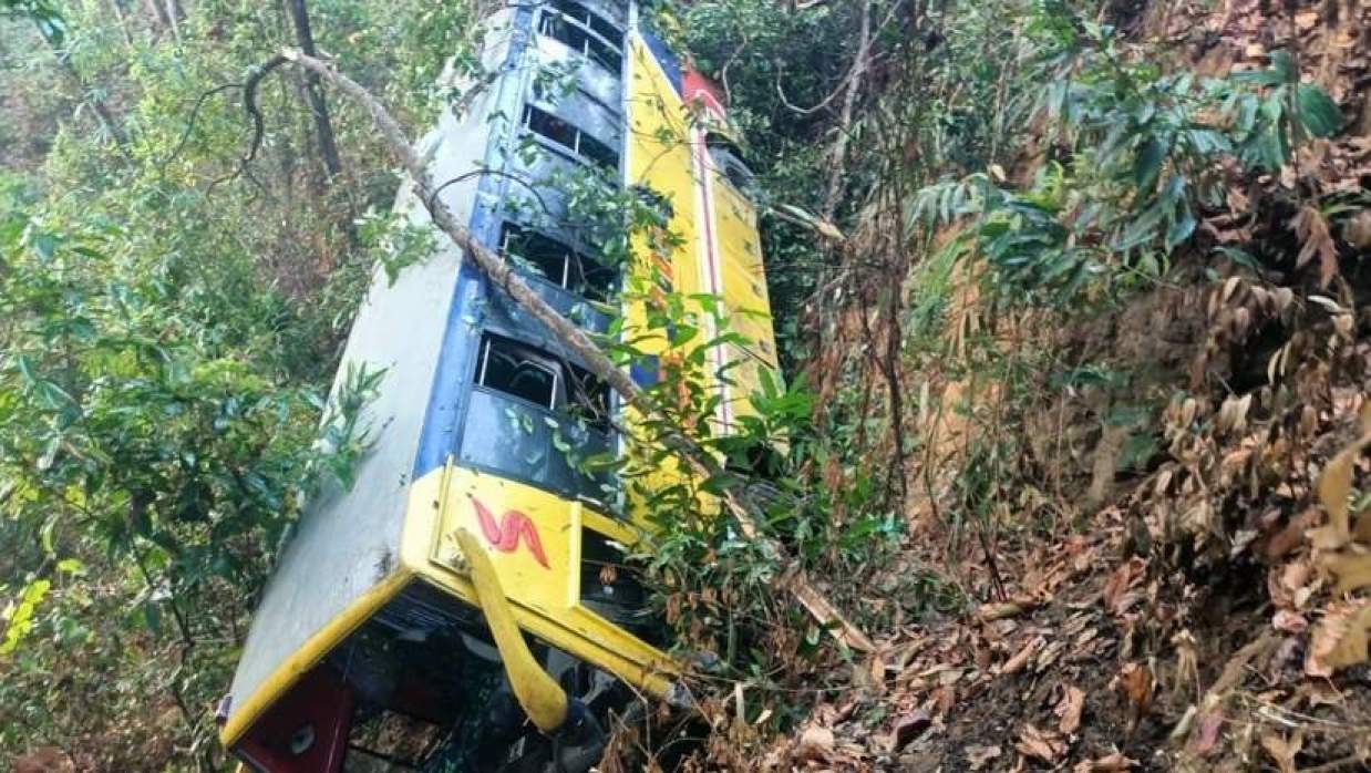 সৌদিয়া পরিবহনের বাস খাদে