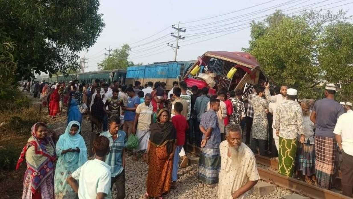 কুমিল্লায় বাস-ট্রেন দুর্ঘটনা